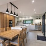 Rénovation complète maison cuisine moderne en bois et blanc