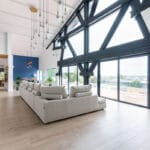 Rénovation complète maison - salon baie vitré haut plafond