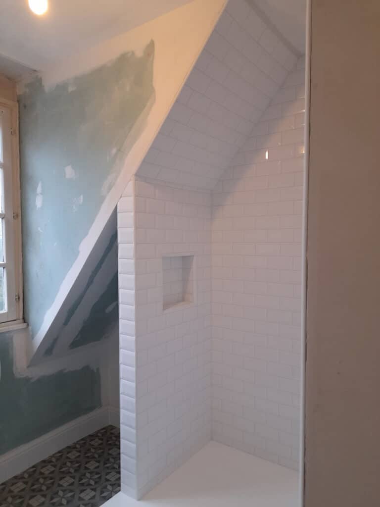 Rénovation salle de bain à Marcq-en-Barœul - cabine de douche en briques blanches