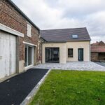 Extérieur avec vue corps de ferme et extension - Extension de maison à Grandfresnoy - illiCO travaux