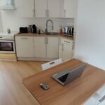 Bureau donnant sur la cuisine - Aménagement d'une dépendance en appartement à Fismes par illiCO travaux