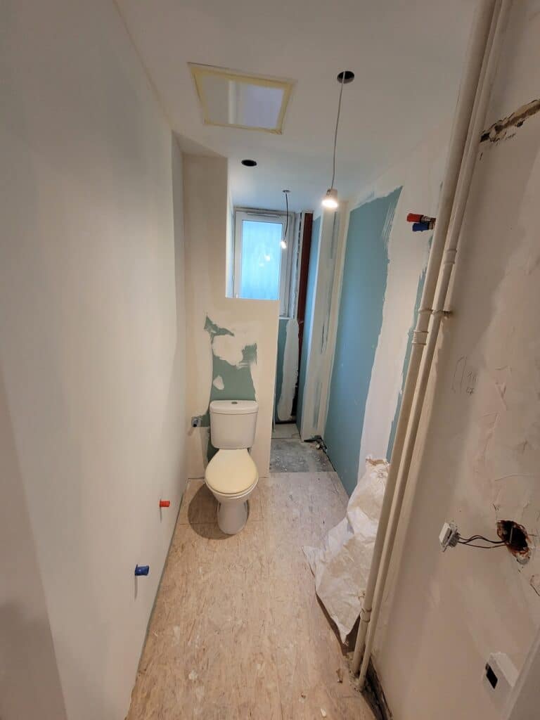 WC en cours de travaux - Rénovation complète d'un appartement à Strasbourg par illiCO travaux