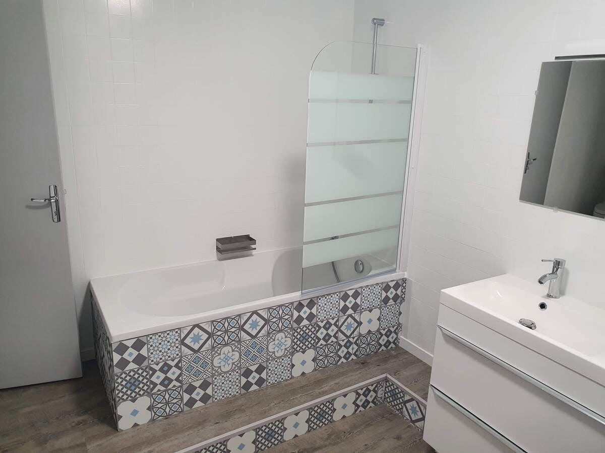 Salle de bain rénovée - rénovation d'un appartement à Auch par illiCO travaux
