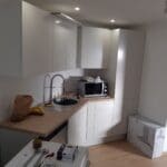 Installation de la cuisine - Aménagement d'une dépendance en appartement à Fismes par illiCO travaux