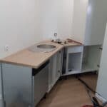 Installation de la cuisine - Aménagement d'une dépendance en appartement à Fismes par illiCO travaux