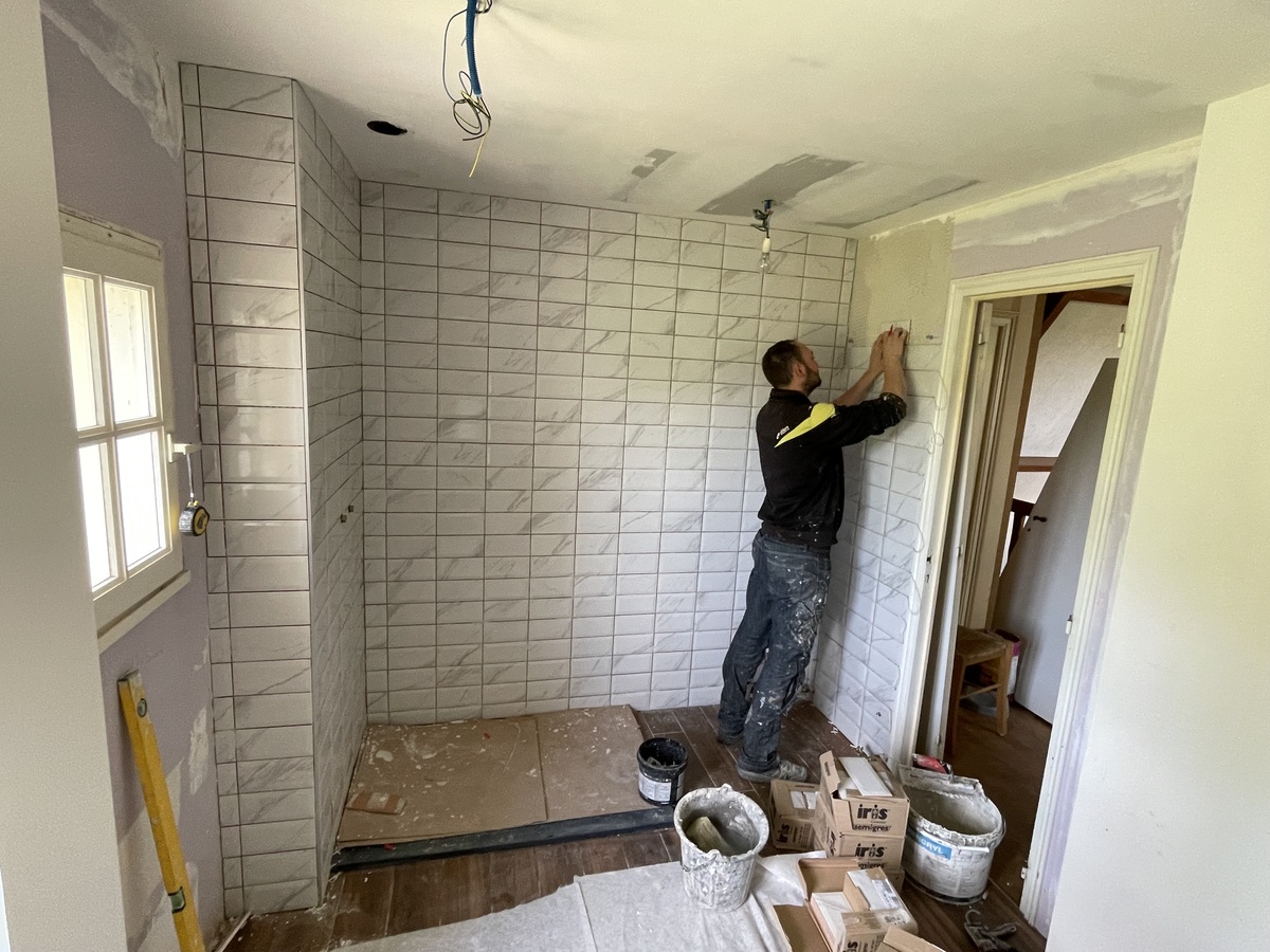 Pose de la faïence - Exemple de rénovation de salle de bain à Ruffiac par illiCO travaux