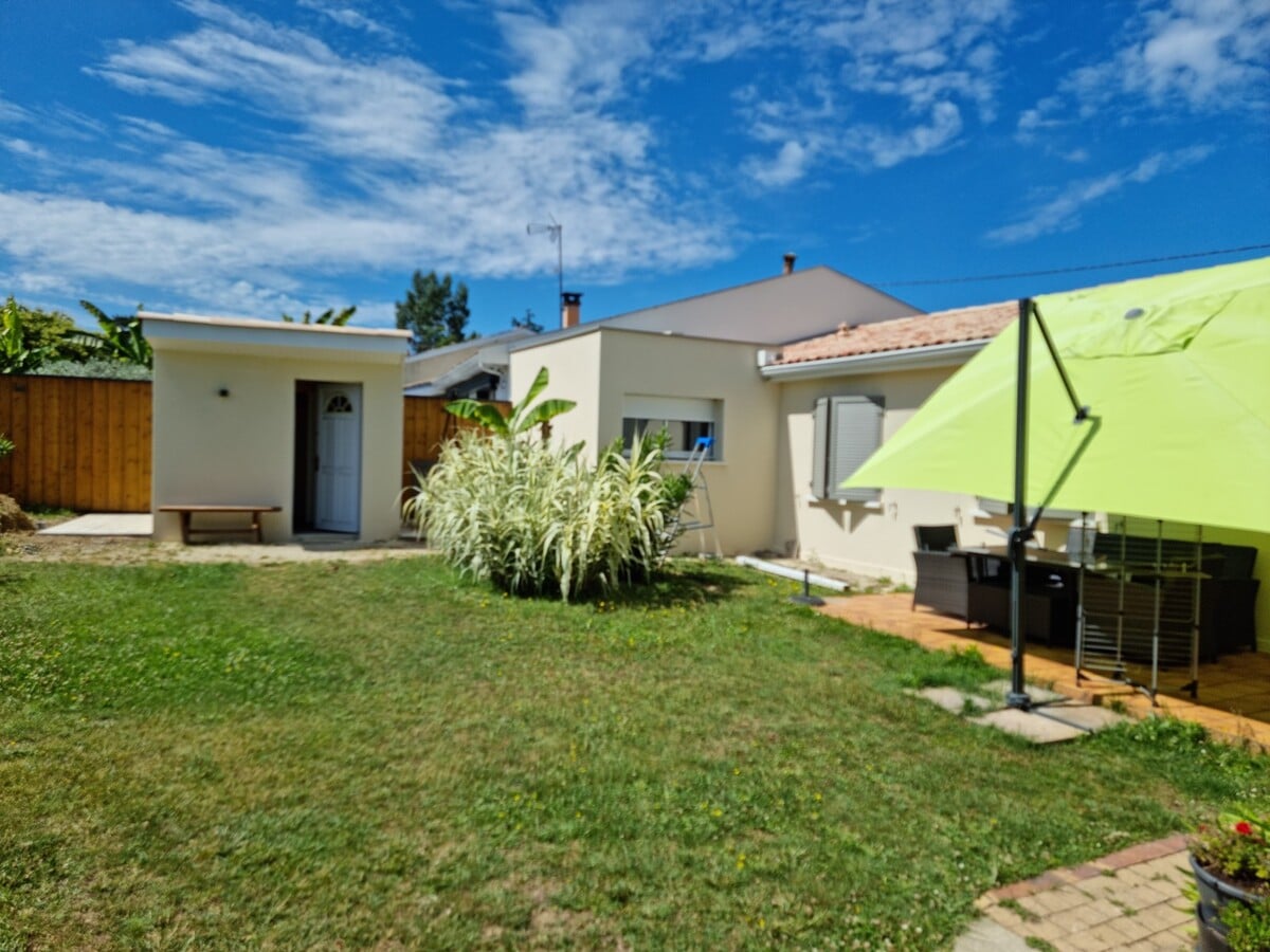 Vue depuis le jardin - Création d'une chambre parentale dans une extension à Eysines