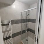 Pose faïence salle de bain - Réaménagement d'une colocation à Brest par illiCO travaux