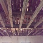 Plafond avant rénovation - Rénovation complète d'une maison à Saramon par illiCO travaux Auch