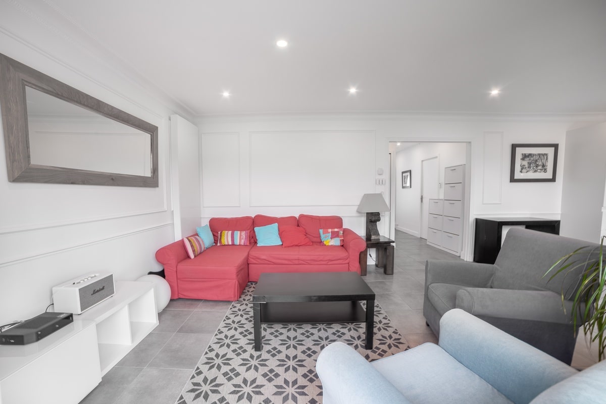 Salon avec spots intégrés au plafond - Rénovation et extension de maison à Meyzieu (69) par illiCO travaux