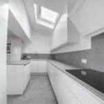 Extension avec cuisine - Rénovation et extension de maison à Meyzieu (69) par illiCO travaux