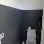 Rénovation de maison à Saint-Piat - toilette avec murs gris