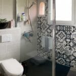 Salle de bain et WC suspendu - Aménagement d'un sous-sol à Theix