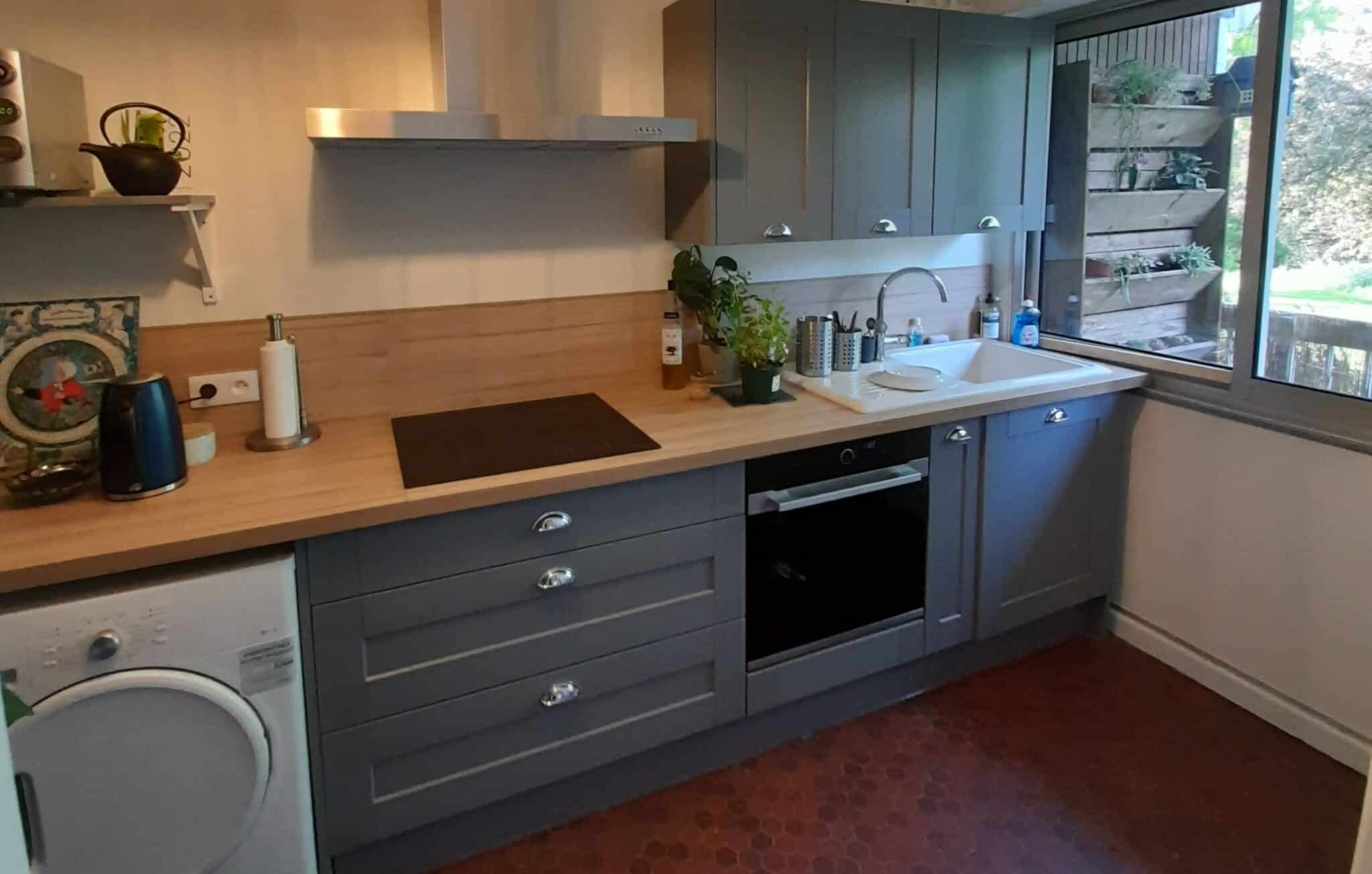 Pose des meubles de cuisine - Rénovation d'un appartement à Lambersart