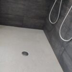Rénovation d’une salle de bain à Castelnau-d’Estrétefonds (31) - bac de douche blanc
