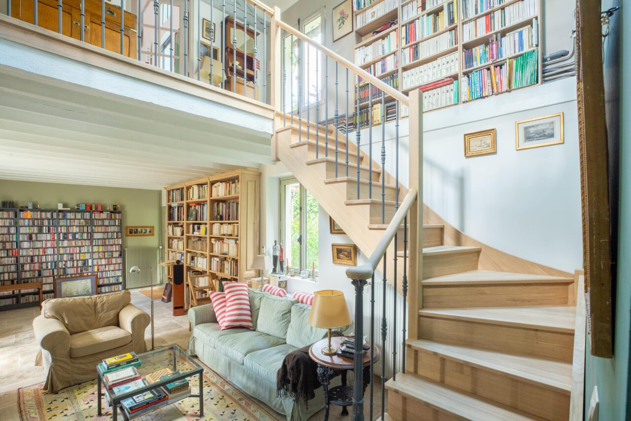 rénovation partielle maison Bennecourt - salon avec vue sur l'étage