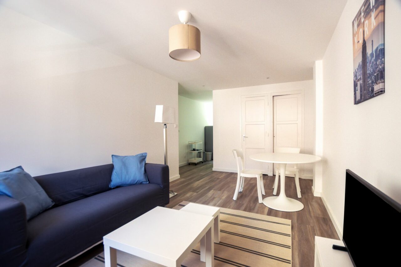 Rénovation d’un appartement à Saint-Étienne (42) - salon vue cuisine