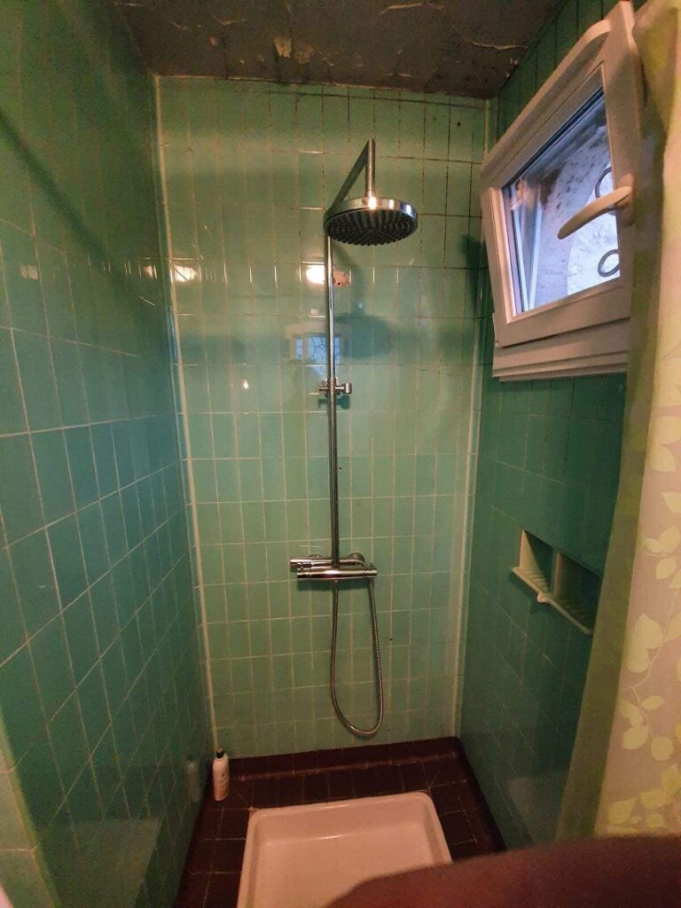Douche avant travaux - Vue de l'extérieur - Exemple de rénovation de salle de bain à Cognac