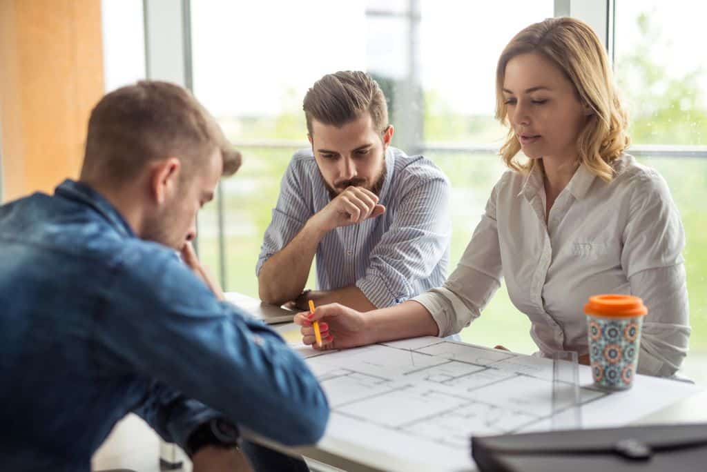 maitre d'œuvre travaillent sur projet travaux