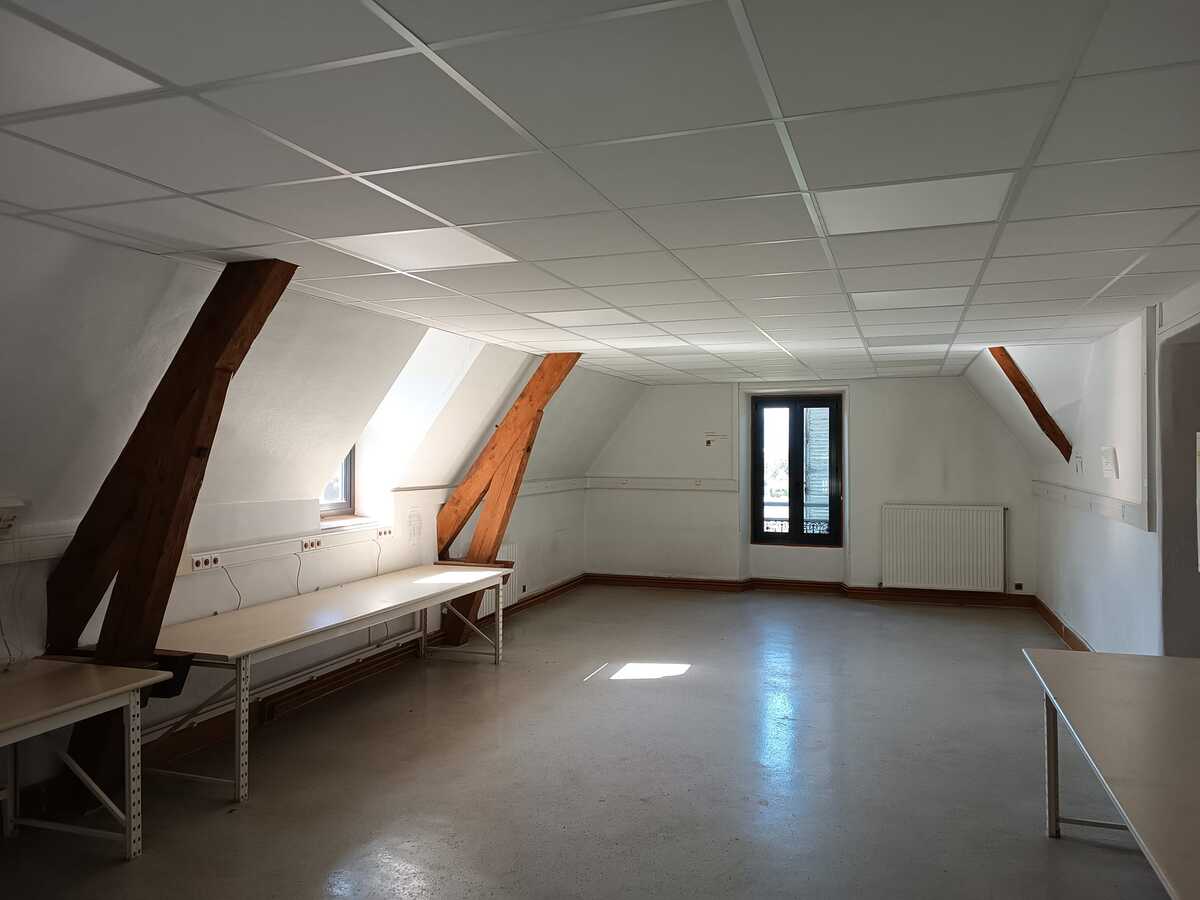 Rénovation d’une école : aménagement d’un plafond acoustique à Coublevie (38)