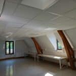 Rénovation d'une école en Isère : aménagement d'un plafond acoustique