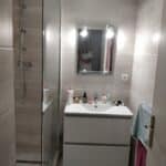 Vasque individuelle avec miroir éclairé - Rénovation d'une salle de bain à Voiron par illiCO travaux