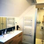 Rénovation d’une maison à Varetz - douche et meuble double vasque