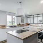 Rénovation d’une maison à Guipavas - cuisine blanche et bois