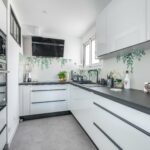 Rénovation d’un appartement à Palavas-les-Flots - cuisine meuble blanc et noir