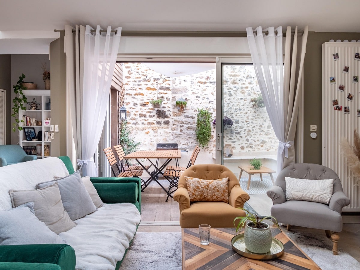 Salon avec vue sur la terrasse - Rénovation complète d'une maison au Mans dans la Sarthe