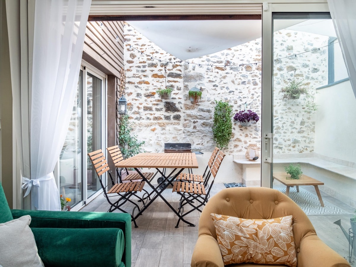 Terrasse aménagée vue depuis le salon - Rénovation complète d'une maison au Mans dans la Sarthe