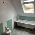Pose de la nouvelle baignoire - Rénovation de salle de bain à Tressin près de Lille