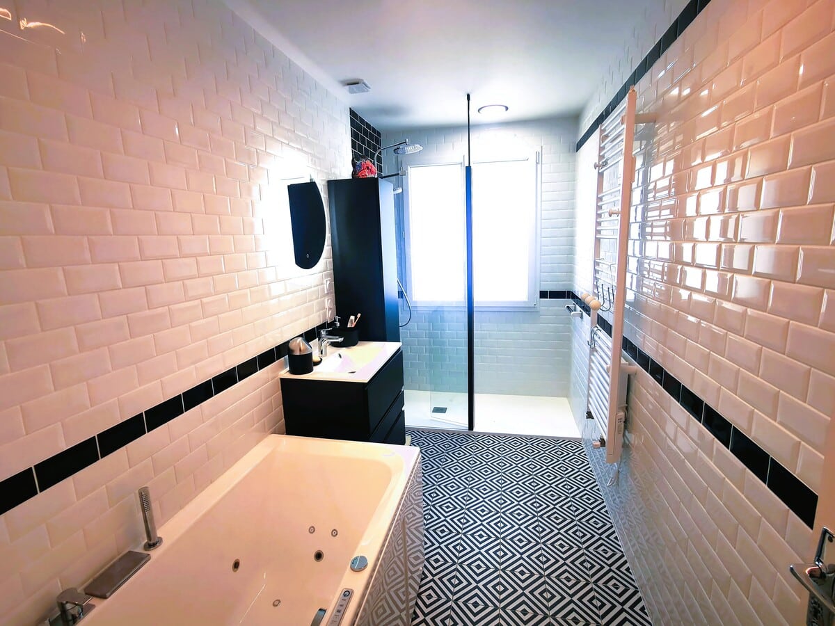 Style noir et blanc pour le nouvel aménagement - Rénovation d'une salle de bain à Terrasson