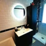 Douche, vasque individuelle avec miroir éclairé - Rénovation d'une salle de bain à Terrasson