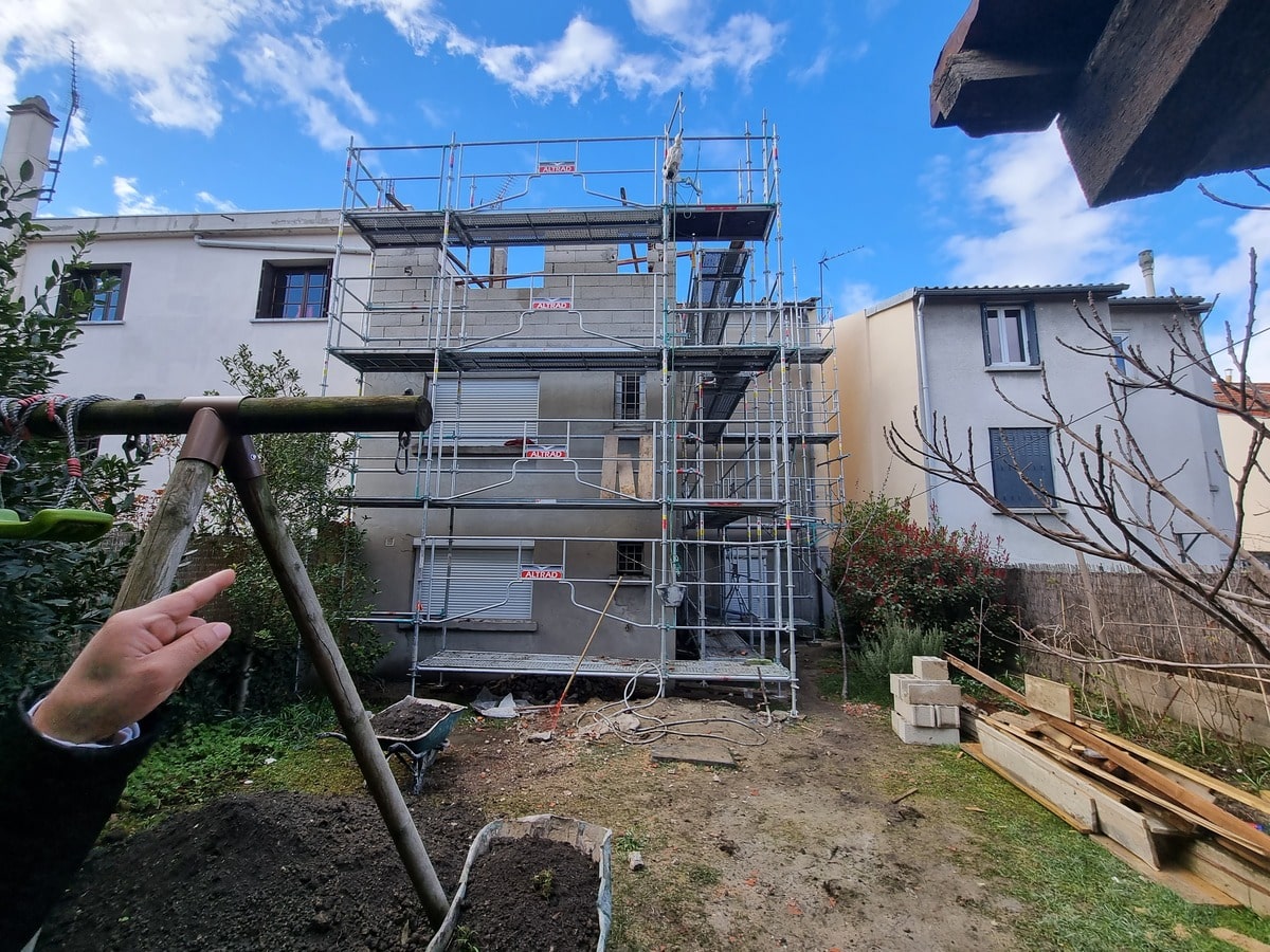 Pose des échafaudages - Surélévation d'une maison à Alfortville