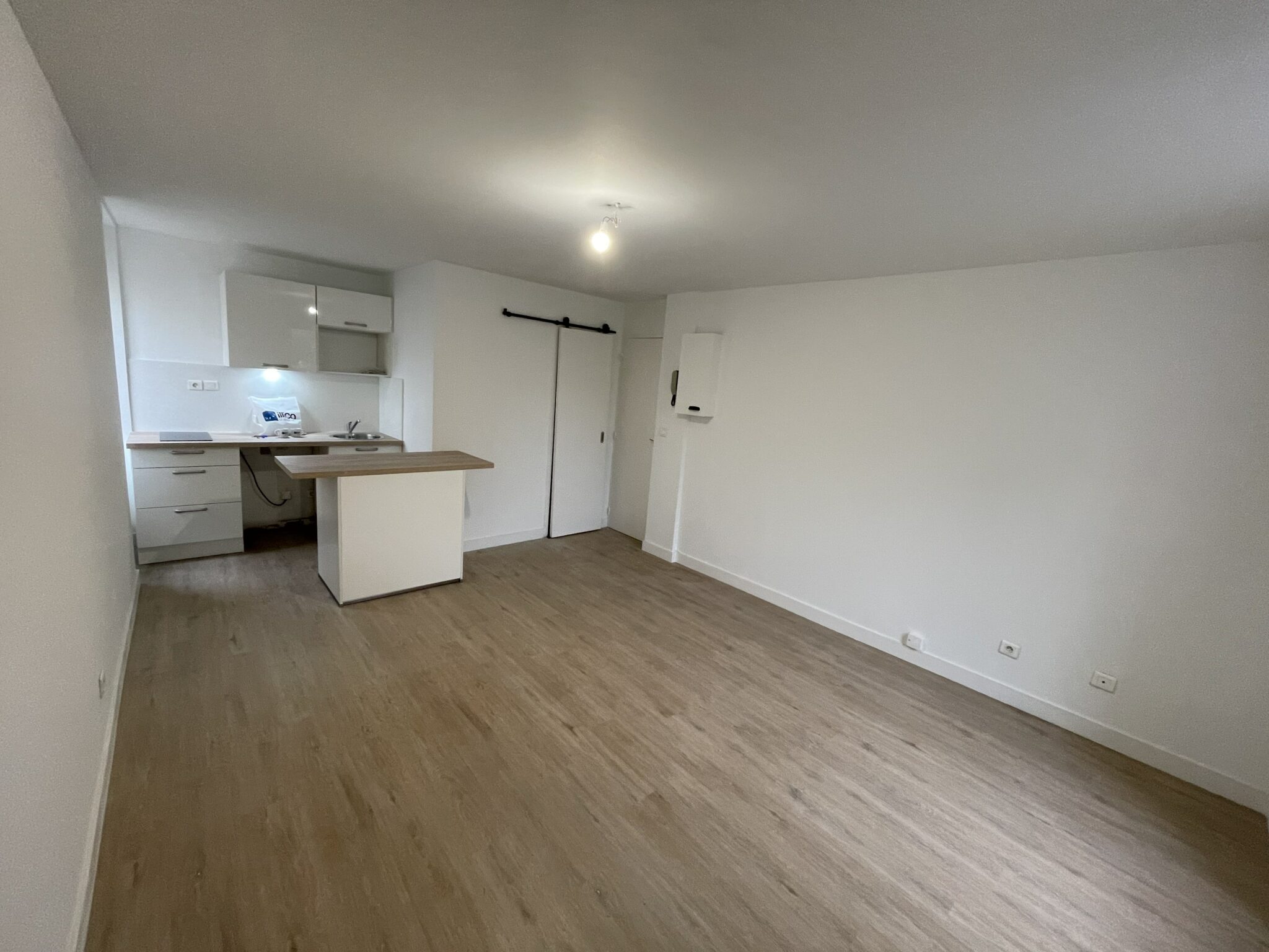 Rénovation complète d’un studio à Dijon (21) - pièce de vie