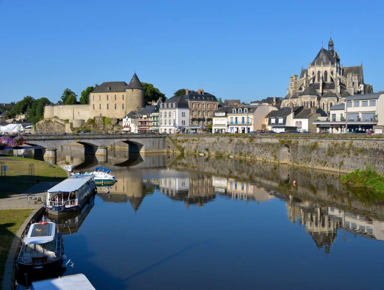 Château, basilic, rivière Mayenne