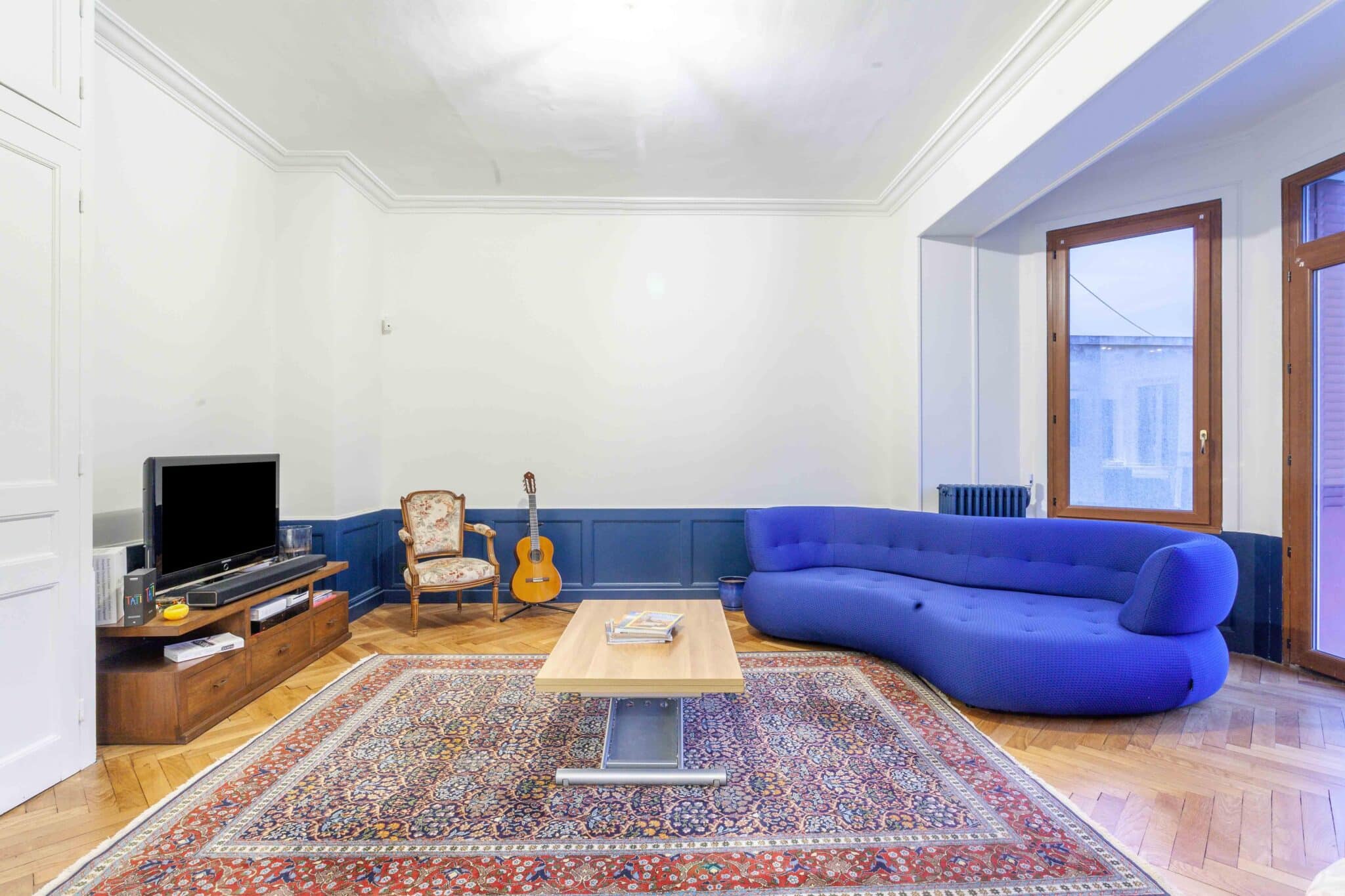 rénovation maison salon canapé bleu - grandes ouvertures