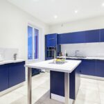 rénovation maison cuisine blanche et bleue - rangement