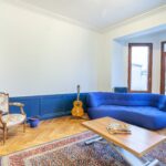 rénovation maison salon lumineux - canapé bleu