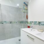 rénovation maison - salle de bain : douche et meuble vasque blanc