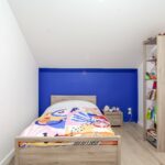Rénovation maison - chambre : mur bleu et lit enfant