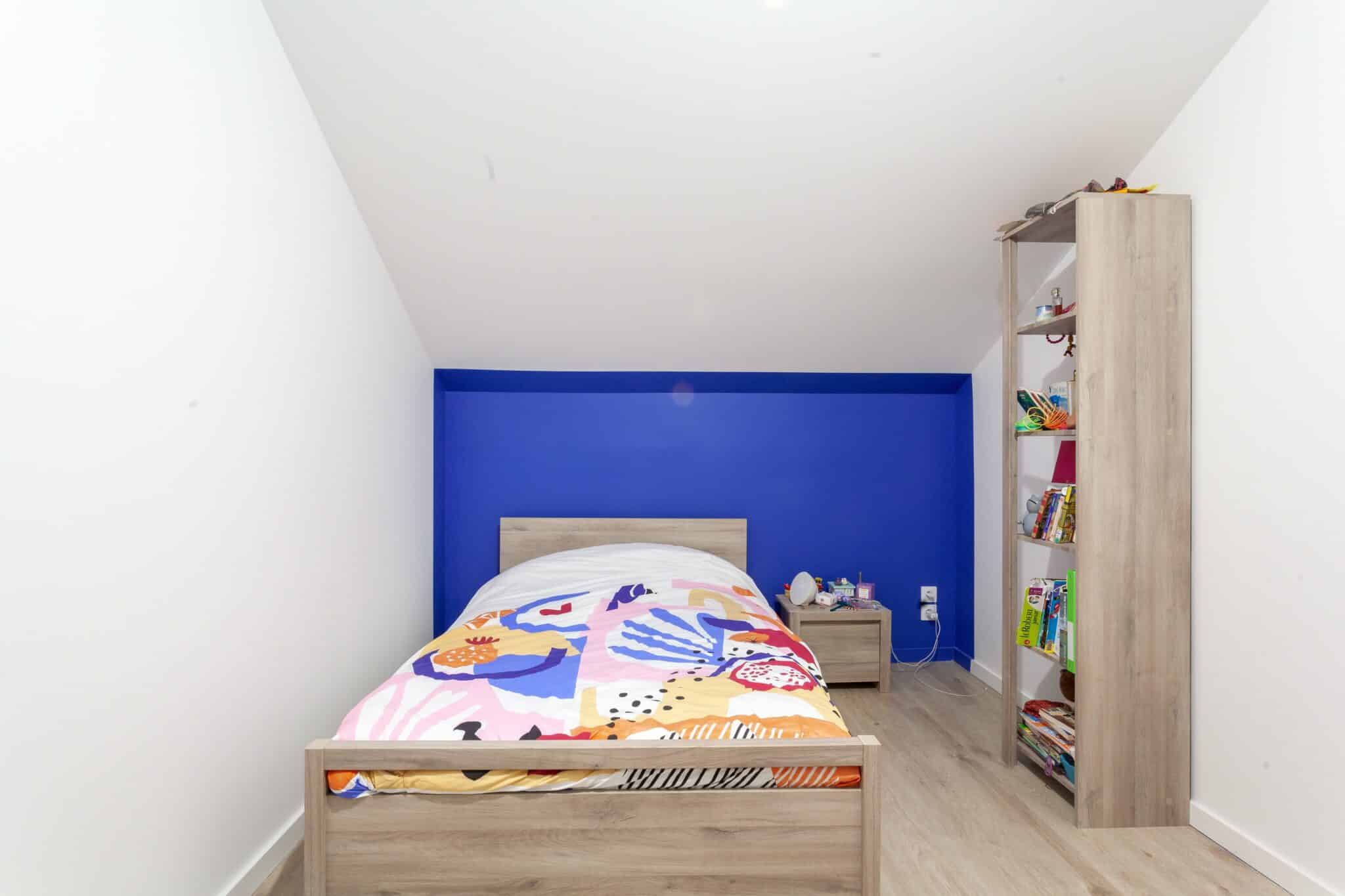 Rénovation maison - chambre : mur bleu et lit enfant