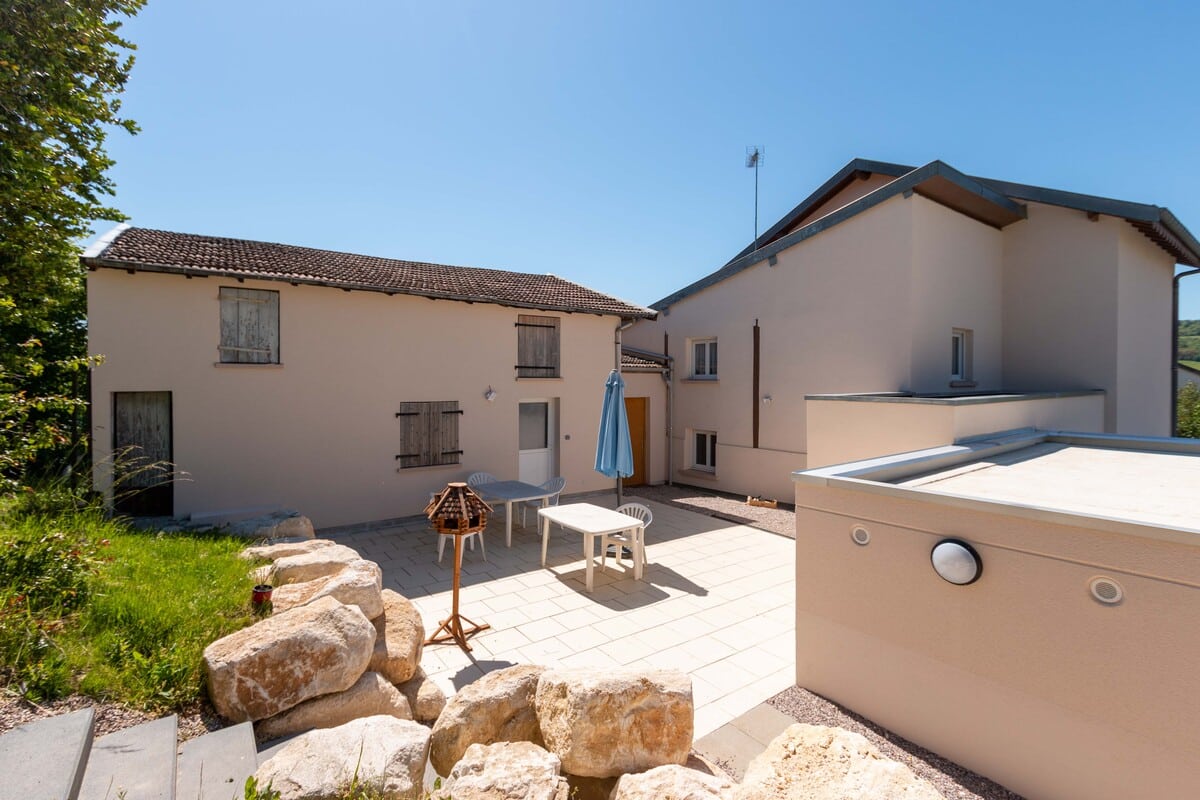 Rénovation extérieure de maison à Chaligny : terrasse rénovée