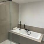 Rénovation d'une salle de bain à Roubaix : baignoire avec appui tête