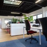 Rénovation de bureaux professionnels - bureau blanc et parquet