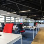 Rénovation de bureaux professionnels - sièges rouges et grandes ouvertures