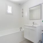 Rénovation maison salle de bain ton blanc