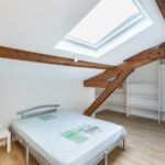 Aménagement de combles pour location - chambre lumineuse et vélux