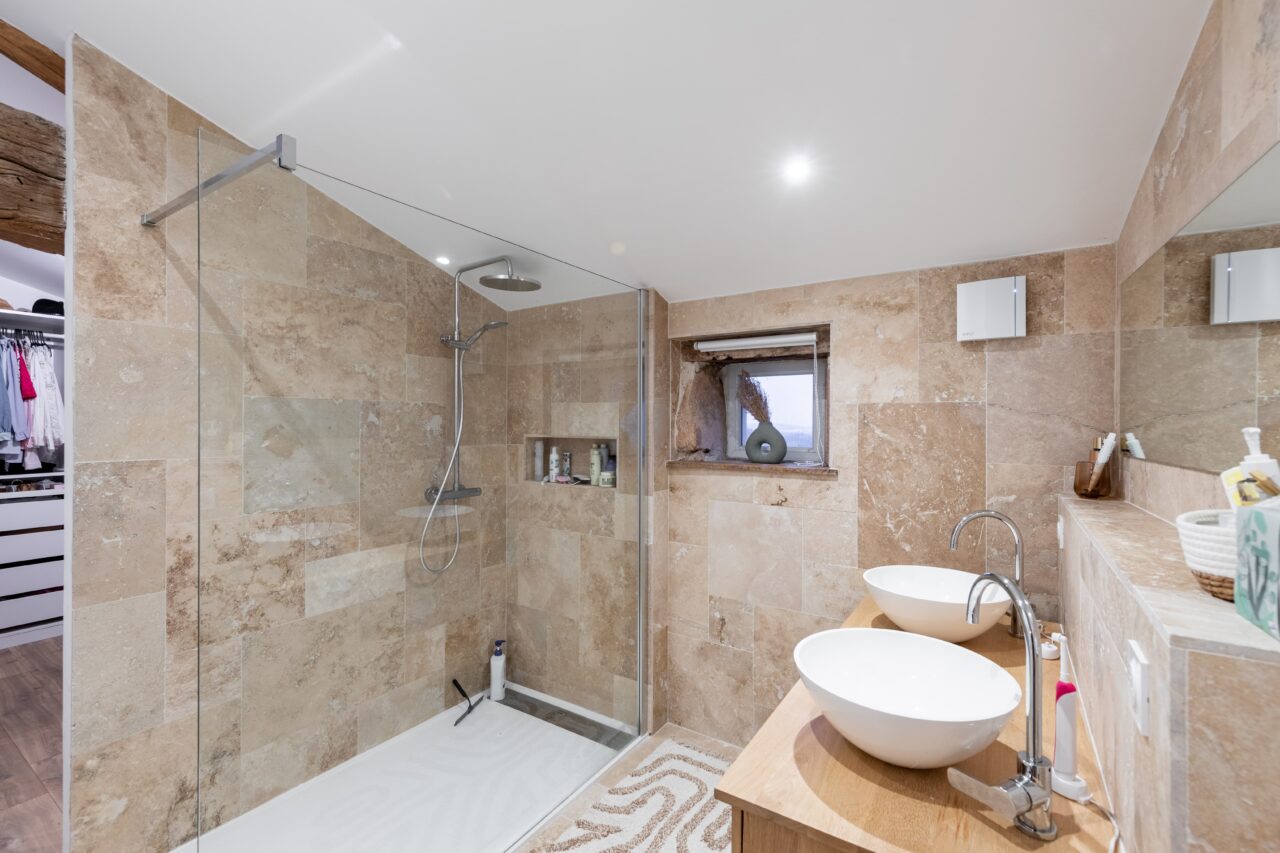 Rénovation complète d’une bâtisse : salle de bain ton beige